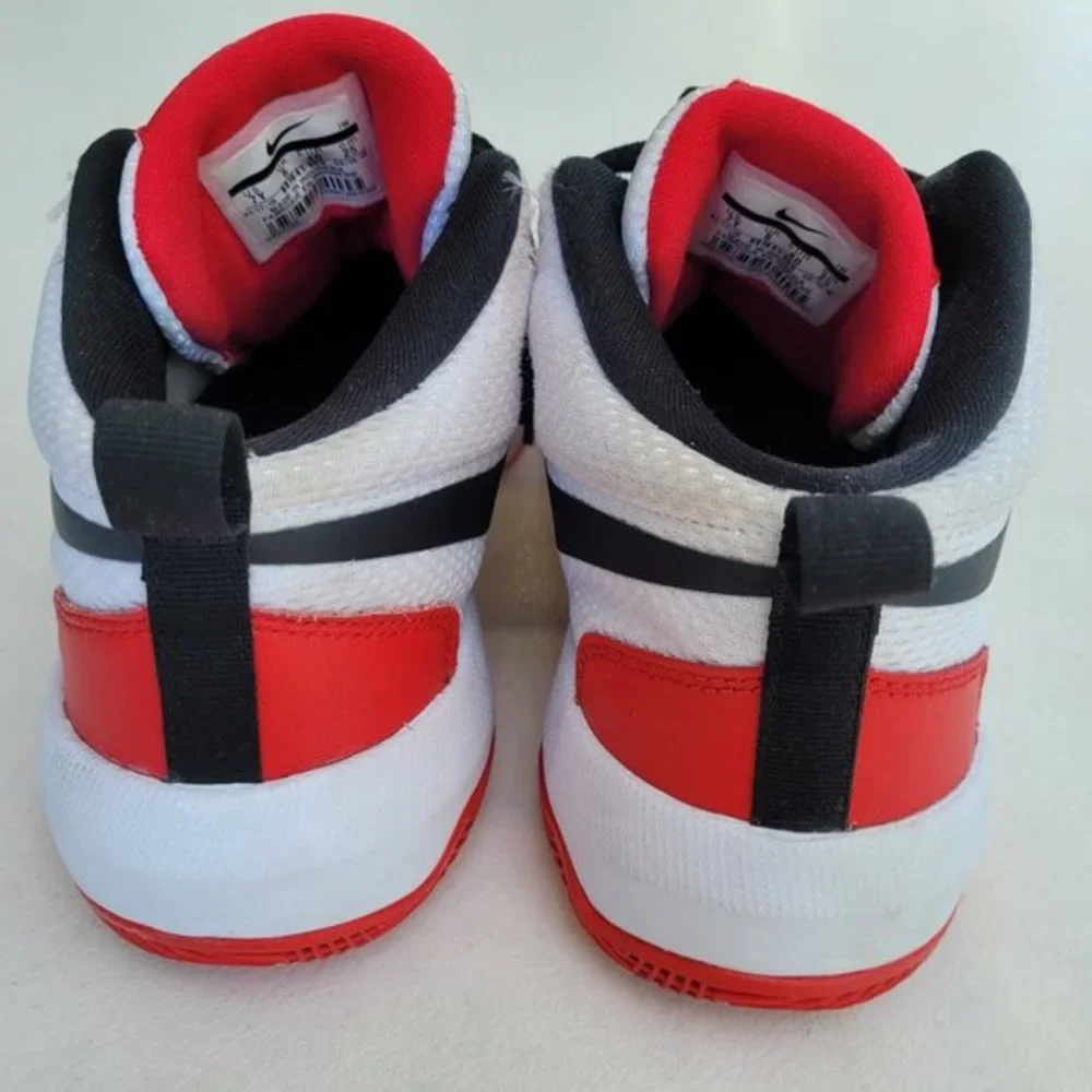 Nike Unisex-Child Team Hustle Basketball Sneakers Size 7Y